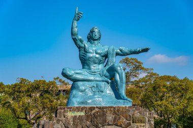 Nagasaki Eyaleti, Japonya - 2 Ocak 2020: Güneşli bir günde Nagasaki Barış Parkı 'nda Barış Heykeli. 9 Ağustos 1945 'te 2. Dünya Savaşı sırasında şehrin bombalanmasını anan tarihi bir park.
