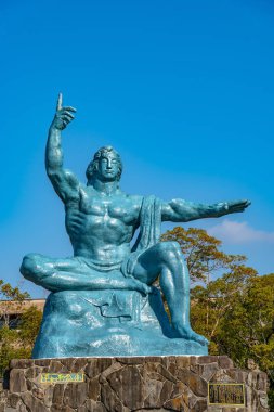 Nagasaki Eyaleti, Japonya - 2 Ocak 2020: Güneşli bir günde Nagasaki Barış Parkı 'nda Barış Heykeli. 9 Ağustos 1945 'te 2. Dünya Savaşı sırasında şehrin bombalanmasını anan tarihi bir park.