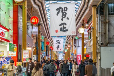 Nagasaki Şehri, Nagasaki Bölgesi, Japonya - 2 Ocak 2020: Hamano-machi Yeni Yıl Tatilleri Alışveriş Sokağı. Birçok turist burayı geziyor ve alışveriş yapıyor.
