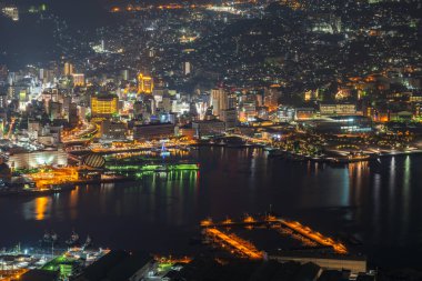 Nagasaki şehri geceleri aydınlanıyor. Inasa Dağı 'nın gözlem platformundan Panorama gece manzarası. Dünyanın en ünlü güzellik manzaralı yeri, 10 milyon dolarlık gece gösterimi. Nagasaki Bölgesi, Japonya