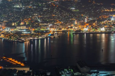 Nagasaki şehri geceleri aydınlanıyor. Inasa Dağı 'nın gözlem platformundan Panorama gece manzarası. Dünyanın en ünlü güzellik manzaralı yeri, 10 milyon dolarlık gece gösterimi. Nagasaki Bölgesi, Japonya