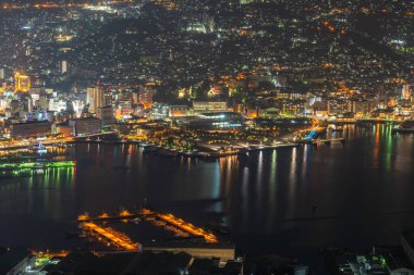 Nagasaki şehri geceleri aydınlanıyor. Inasa Dağı 'nın gözlem platformundan Panorama gece manzarası. Dünyanın en ünlü güzellik manzaralı yeri, 10 milyon dolarlık gece gösterimi. Nagasaki Bölgesi, Japonya