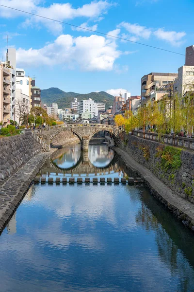 Nagasaki City, Nagasaki Prefektur, Japan - 2 jan 2020: Megane Bridge (Glasögonbron) i solig dag med vacker blå himmel reflektion på ytan. en av de tre mest kända broarna i Japan — Stockfoto