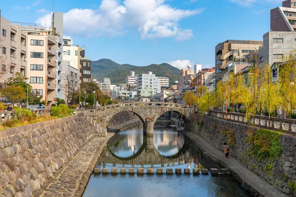 Nagasaki City, prefektura Nagasaki, Japonsko - 2. ledna 2020: Megane Bridge (Brýlový most) za slunečného dne s krásným modrým odrazem oblohy na povrchu. jeden ze tří nejznámějších mostů v Japonsku — Stock fotografie