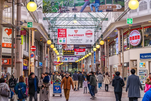 Nagasaki city, nagasaki prefecture, japan - 2. Jan 2020: hamano-machi shopping arcade street in new year holidays. viele Touristen sind hier zum Sightseeing und Einkaufen — Stockfoto