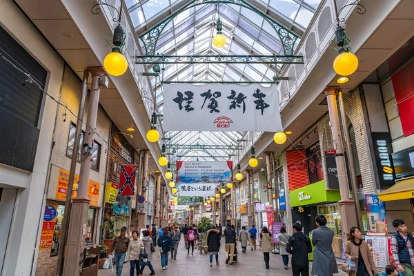 Nagasaki city, nagasaki prefecture, japan - 2. Jan 2020: hamano-machi shopping arcade street in new year holidays. viele Touristen sind hier zum Sightseeing und Einkaufen — Stockfoto