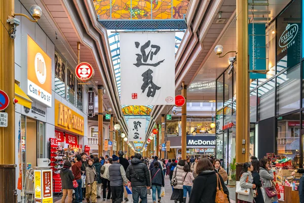 Nagasaki city, nagasaki prefecture, japan - 2. Jan 2020: hamano-machi shopping arcade street in new year holidays. viele Touristen sind hier zum Sightseeing und Einkaufen — Stockfoto