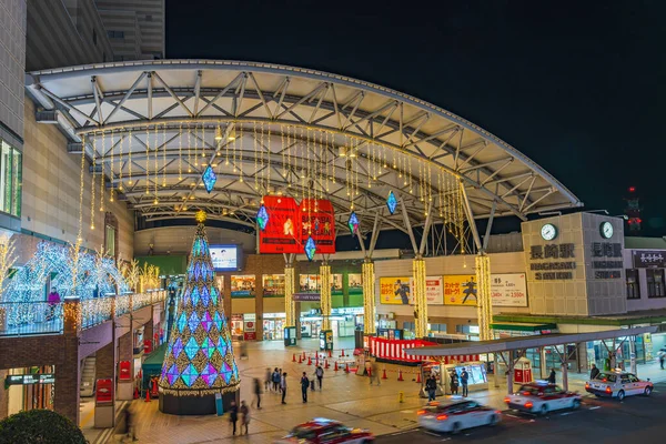 Nagasaki city, nagasaki prefecture, japan - jan 2 2020: jr kyushu nagasaki station front square mit winterbeleuchtung beleuchtet in der nacht, romantische veranstaltungen in der stadt — Stockfoto