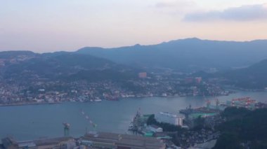 Nagasaki Bölgesi, Japonya - 2 Ocak 2020: Güneşli gün batımında Inasa Dağı gözlem platformunun manzarasının tadını çıkaran ziyaretçiler, mavi gökyüzü arka planına sahip, ünlü güzellik manzaralı yer