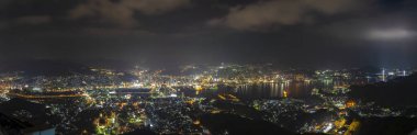 Nagasaki şehri geceleri aydınlanıyor. Inasa Dağı 'nın gözlem platformundan Panorama gece manzarası. Dünyanın en ünlü güzellik manzaralı yeri, 10 milyon dolarlık gece gösterimi. Nagasaki Bölgesi, Japonya