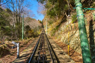 Maya teleferiği ve halat sistemi dağın tepesi ve tepesi arasında yol alır. Maya mı? Ziyaretçiler Kobe 'nin panoramik manzarasının keyfini çıkarmak için. Hyogo Bölgesi, Japonya