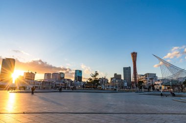 Kobe, Hyogo Eyaleti, Japonya - 27 Ocak 2020: Kobe Limanı gökyüzü manzaralı açık mavi arkaplan, Keihanshin Kansai Kinki bölgesindeki ünlü güzellik manzaralı yer