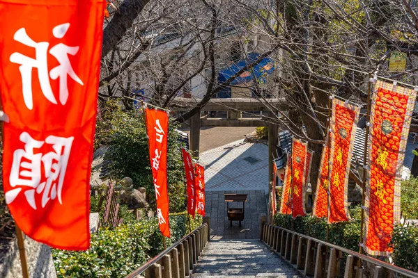 Kobe City, Prefettura di Hyogo, Giappone - 27 gennaio 2020: Santuario di Kitano Tenman jinja nella giornata di sole, vicino alla via Kitano Ijinkan Gai — Foto Stock