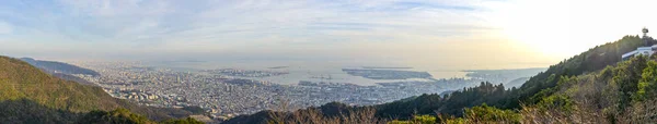 Vista panorámica de la ciudad de Kobe desde Mt. Plataforma del observatorio del parque Maya Kikusedai en la hora de la puesta del sol del día soleado con el fondo azul del cielo, famoso por las vistas nocturnas de 10 millones de dólares. Prefectura de Hyogo, Japón —  Fotos de Stock