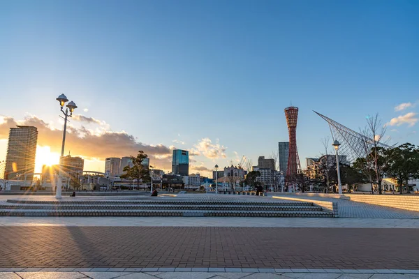 Kobe, Prefectura de Hyogo, Japón - 27 ENE 2020: Vista del horizonte de la ciudad de Kobe al atardecer con un fondo azul claro, famoso lugar escénico de belleza en la región de Keihanshin Kansai Kinki — Foto de Stock