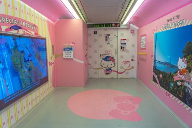 Himeji Şehri, Hyogo Bölgesi, Japonya - 25 Aralık 2019: Merhaba Kitty Shinkansen hızlı treni, Sanyo Shinkansen hattında servis. Batı Japonya Demiryolu Şirketi (Jr. Batı )