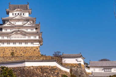 Himeji Kalesi açık mavi gökyüzünde güneşli bir günde, Hakuro-jo veya Shirasagi-jo (Beyaz Akbalıkçıl ya da Beyaz Balıkçıl Kalesi) olarak bilinir, Kansai Bölgesi, Hyogo Bölgesi, Japonya