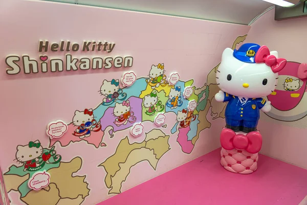 히메지 시, 일본 효고 현 - 2019 년 12 월 25 일 : Hello Kitty Shinkansen bullet train, service on Sanyo Shinkansen line. 작전 명 서일본 철도 회사 (Jr West) ) — 스톡 사진