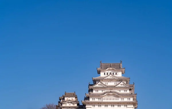 Himeji Castle in cielo azzurro giornata di sole, come noto come Hakuro-jo o Shirasagi-jo (White Egret o White Heron Castle), popolare punto turistico nella regione del Kansai, Prefettura di Hyogo, Giappone — Foto Stock