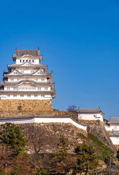 Himeji Castle in cielo azzurro giornata di sole, come noto come Hakuro-jo o Shirasagi-jo (White Egret o White Heron Castle), popolare punto turistico nella regione del Kansai, Prefettura di Hyogo, Giappone — Foto Stock