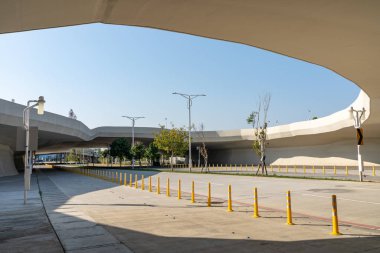 Mavi gökyüzü güneşli bir günde Shuinan Ekonomi ve Ticaret Alanının sokak manzarası. Eski Shuinan Havaalanı, burada bir sürü yeşil alan var. Xitun Bölgesi, Taichung Şehri, Tayvan