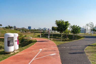 Taichung, Tayvan - 17 Şubat 2020: Xitun Bölgesi Shuinan Ekonomi ve Ticaret Alanındaki Taichung Central Park. Eski Shuinan Havaalanı, burada bir sürü yeşil alan, Tayvan 'daki en büyük ikinci park.