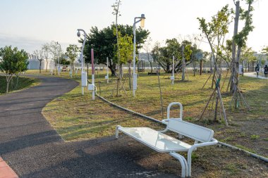 Taichung Central Park Shuinan Ekonomi ve Ticaret Bölgesi 'nde güneşli bir günde. Eski Shuinan Havaalanı, bir sürü yeşil alan, Tayvan 'ın en büyük ikinci parkı. Xitun Bölgesi, Taichung Şehri