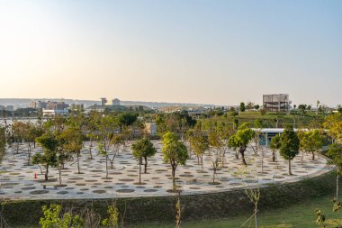 Taichung Central Park Shuinan Ekonomi ve Ticaret Bölgesi 'nde güneşli bir günde. Eski Shuinan Havaalanı, bir sürü yeşil alan, Tayvan 'ın en büyük ikinci parkı. Xitun Bölgesi, Taichung Şehri