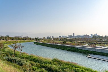 Taichung Central Park Shuinan Ekonomi ve Ticaret Bölgesi 'nde güneşli bir günde. Eski Shuinan Havaalanı, bir sürü yeşil alan, Tayvan 'ın en büyük ikinci parkı. Xitun Bölgesi, Taichung Şehri