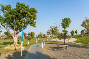 Taichung Central Park Shuinan Ekonomi ve Ticaret Bölgesi 'nde güneşli bir günde. Eski Shuinan Havaalanı, bir sürü yeşil alan, Tayvan 'ın en büyük ikinci parkı. Xitun Bölgesi, Taichung Şehri