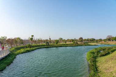 Taichung Central Park Shuinan Ekonomi ve Ticaret Bölgesi 'nde güneşli bir günde. Eski Shuinan Havaalanı, bir sürü yeşil alan, Tayvan 'ın en büyük ikinci parkı. Xitun Bölgesi, Taichung Şehri