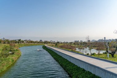 Taichung Central Park Shuinan Ekonomi ve Ticaret Bölgesi 'nde güneşli bir günde. Eski Shuinan Havaalanı, bir sürü yeşil alan, Tayvan 'ın en büyük ikinci parkı. Xitun Bölgesi, Taichung Şehri