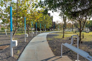 Taichung Central Park Shuinan Ekonomi ve Ticaret Bölgesi 'nde güneşli bir günde. Eski Shuinan Havaalanı, bir sürü yeşil alan, Tayvan 'ın en büyük ikinci parkı. Xitun Bölgesi, Taichung Şehri