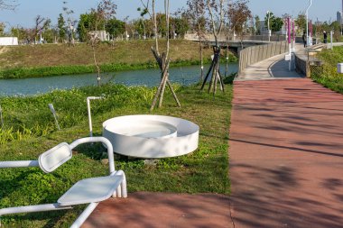 Taichung Central Park Shuinan Ekonomi ve Ticaret Bölgesi 'nde güneşli bir günde. Eski Shuinan Havaalanı, bir sürü yeşil alan, Tayvan 'ın en büyük ikinci parkı. Xitun Bölgesi, Taichung Şehri