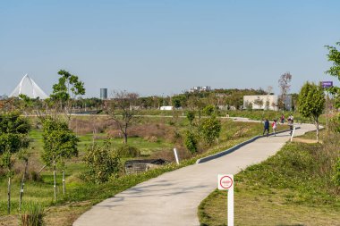 Taichung, Tayvan - 17 Şubat 2020: Xitun Bölgesi Shuinan Ekonomi ve Ticaret Alanındaki Taichung Central Park. Eski Shuinan Havaalanı, burada bir sürü yeşil alan, Tayvan 'daki en büyük ikinci park.