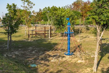 Taichung Central Park Shuinan Ekonomi ve Ticaret Bölgesi 'nde güneşli bir günde. Eski Shuinan Havaalanı, bir sürü yeşil alan, Tayvan 'ın en büyük ikinci parkı. Xitun Bölgesi, Taichung Şehri