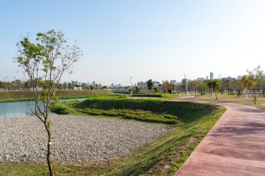 Taichung Central Park Shuinan Ekonomi ve Ticaret Bölgesi 'nde güneşli bir günde. Eski Shuinan Havaalanı, bir sürü yeşil alan, Tayvan 'ın en büyük ikinci parkı. Xitun Bölgesi, Taichung Şehri