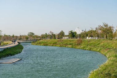 Taichung Central Park Shuinan Ekonomi ve Ticaret Bölgesi 'nde güneşli bir günde. Eski Shuinan Havaalanı, bir sürü yeşil alan, Tayvan 'ın en büyük ikinci parkı. Xitun Bölgesi, Taichung Şehri
