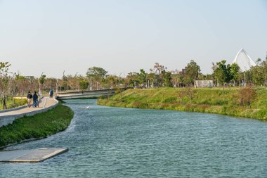 Taichung Central Park Shuinan Ekonomi ve Ticaret Bölgesi 'nde güneşli bir günde. Eski Shuinan Havaalanı, bir sürü yeşil alan, Tayvan 'ın en büyük ikinci parkı. Xitun Bölgesi, Taichung Şehri