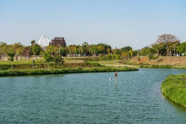 Taichung, Tayvan - 17 Şubat 2020: Xitun Bölgesi Shuinan Ekonomi ve Ticaret Alanındaki Taichung Central Park. Eski Shuinan Havaalanı, burada bir sürü yeşil alan, Tayvan 'daki en büyük ikinci park.