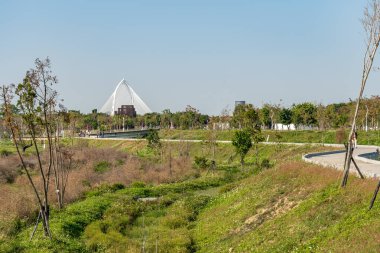 Taichung Central Park Shuinan Ekonomi ve Ticaret Bölgesi 'nde güneşli bir günde. Eski Shuinan Havaalanı, bir sürü yeşil alan, Tayvan 'ın en büyük ikinci parkı. Xitun Bölgesi, Taichung Şehri