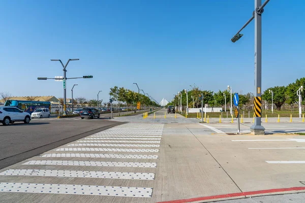 Taichung City, Taiwan - 17. Februar 2020: Straßenansicht der Shuinan Wirtschafts- und Handelszone bei blauem Himmel. Ehemaliger Flughafen Shuinan, hier viel Grünfläche. Bezirk Xitun, Stadt Taichung, Taiwan — Stockfoto