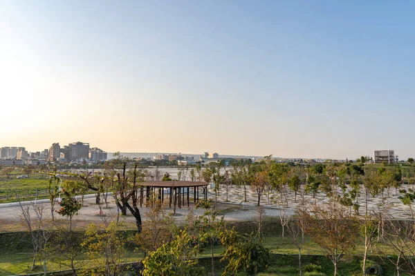 Taichung, Taiwan - 17 februari 2020: Taichung Central Park in het Xitun District Shuinan Economische en Handelsgebied. Voormalig vliegveld Shuinan, veel groene ruimte hier, het op een na grootste park in Taiwan — Stockfoto