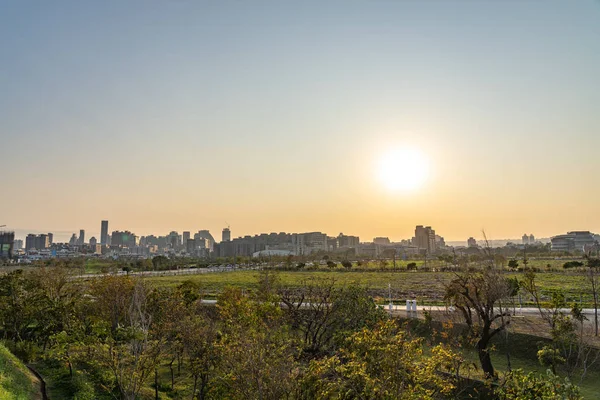 Taichung, Taiwán - 17 de FEB de 2020: Taichung Central Park en el área económica y comercial del distrito de Xitun Shuinan. Antiguo aeropuerto Shuinan, mucho espacio verde aquí, el segundo parque más grande de Taiwán — Foto de Stock