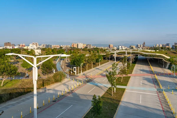 Taichung City, Taiwán - 17 de FEB de 2020: Vista de la calle de Shuinan Economic and Trade Área en el día soleado cielo azul. Antiguo aeropuerto Shuinan, mucho espacio verde aquí. Distrito de Xitun, Taichung City, Taiwán —  Fotos de Stock