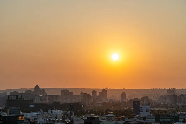 Taichung City, Taiwan - FEB 17, 2022: Taichung city West District e Xitun District skyline nel tempo del tramonto con sfondo cielo colorato — Foto Stock