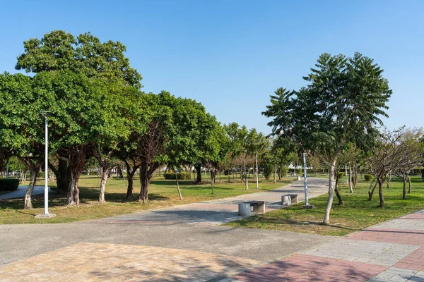 Taichung Xinping Park en el distrito de Beitun Shuinan Área Económica y Comercial en el cielo azul día soleado. Antiguo aeropuerto Shuinan. Taichung City, Taiwán —  Fotos de Stock