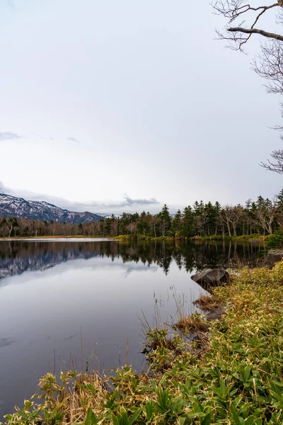 春の晴れた日を背景に 鏡のように青い空を反映した美しい湖 圧延山の範囲と森林 標高の高い国 自然美景 — ストック写真