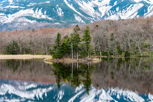 Pequena Ilhota Lago Bela Superfície Lago Refletindo Céu Azul Como — Fotografia de Stock