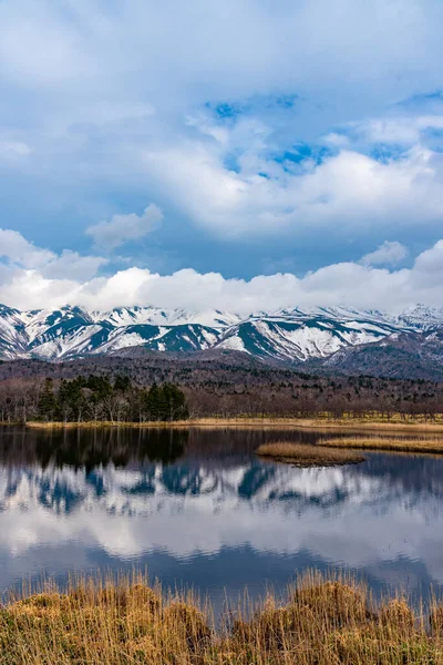 Krásné Jezero Odrážející Modrou Oblohu Jako Zrcadlo Zvlněné Pohoří Lesy — Stock fotografie